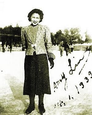 　1939年，林海音在北海公园滑冰