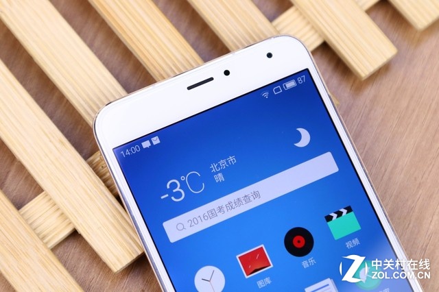 魅蓝metal支持双卡双待双4G，在双Nano-SIM卡卡槽上，可放置任意两张中国移动/中国联通SIM卡。支持802.11ac协议，在5G频段Wi-Fi网络环境下，传输速度最高可达433Mbps。