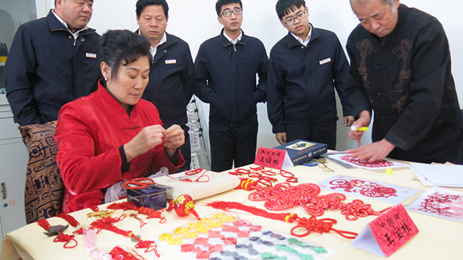 中国结艺术家王宝桂为一线员工编制吉祥手链