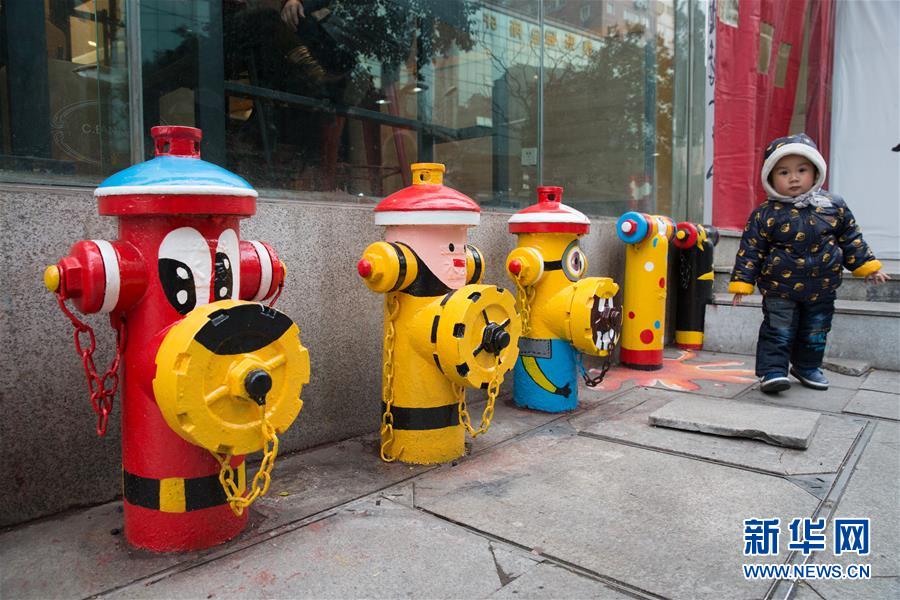 南京街头消防栓经过装饰后变身萌萌哒卡通形