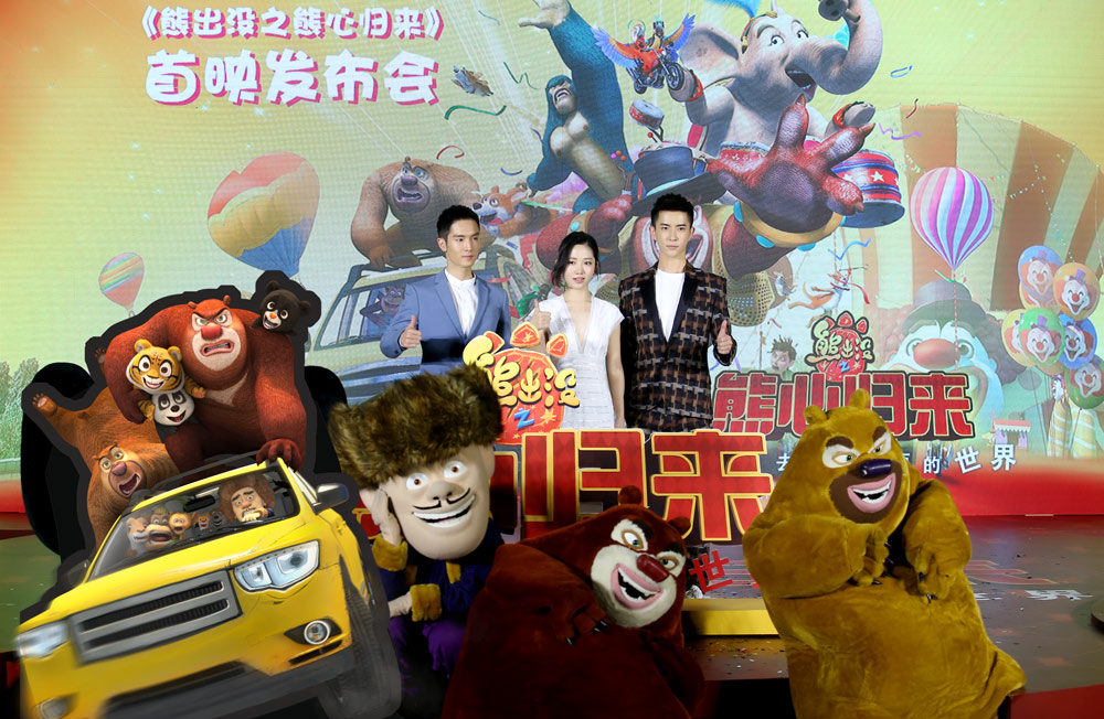 盛一伦、于朦胧、洪辰合影