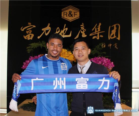 新外援斯文森与富力俱乐部副董事长黄盛华