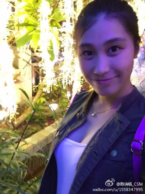 陈诗铭是我国女子泳坛的新生力量，主攻短距离仰泳。她常常在微博晒出自己的生活照，清纯甜美的形象也受到了众多泳迷的喜爱。是继刘湘之后的又一仰泳“女神”。