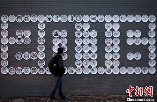 1月14日，用盘子作为载体的南京大学生艺术设计课程作品展在南京理工大学校园内举行，肖像、漫画、抽象等作品集中展现，吸引了众多大学生们前来参观。 中新社记者 泱波 摄