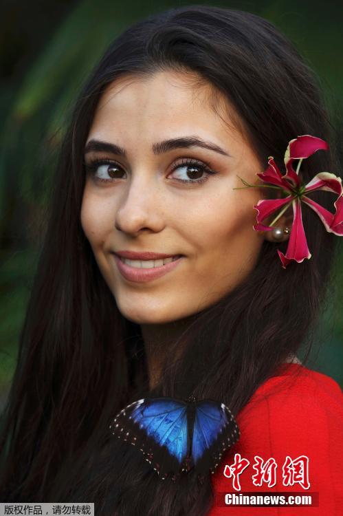 英国皇家花园举办蝴蝶展 美女招蜂引蝶