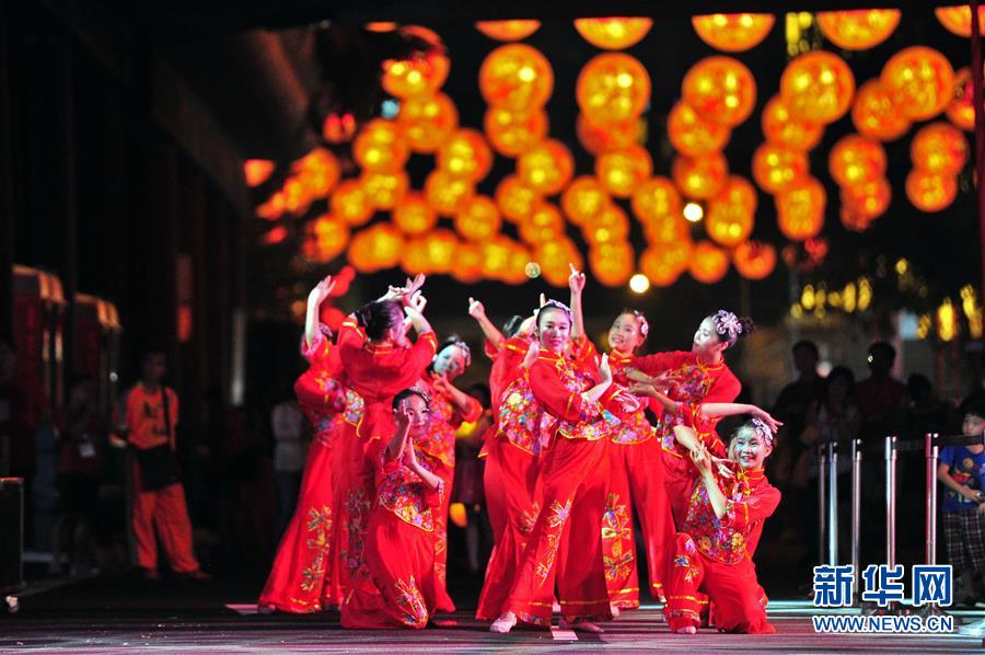 （国际）（3）新加坡举行庆祝农历新年亮灯仪式