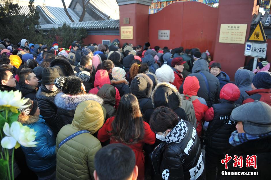 中国各地民众喝粥过“腊八”