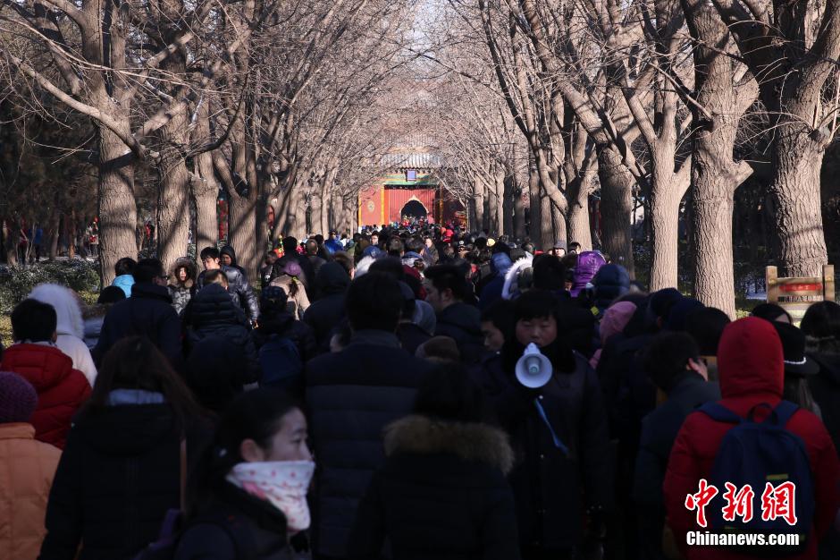 中国各地民众喝粥过“腊八”