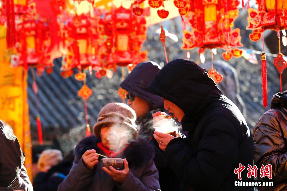 中国各地民众喝粥过&ldquo;腊八&rdquo;