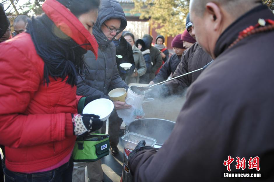 中国各地民众喝粥过“腊八”