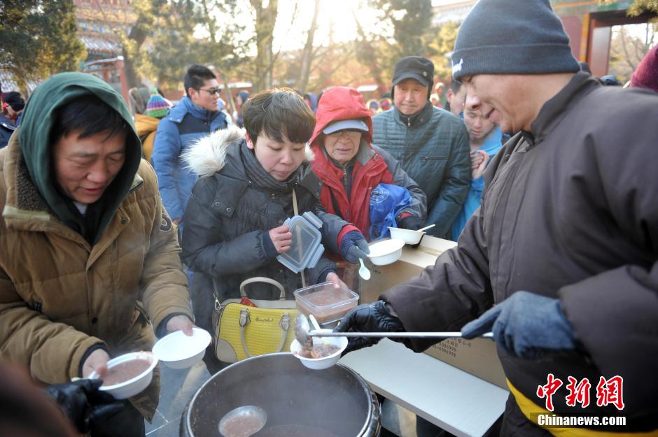 中国各地民众喝粥过“腊八”