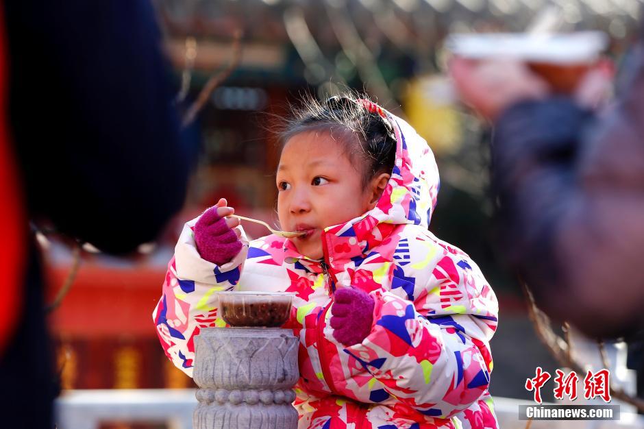 中国各地民众喝粥过&ldquo;腊八&rdquo;