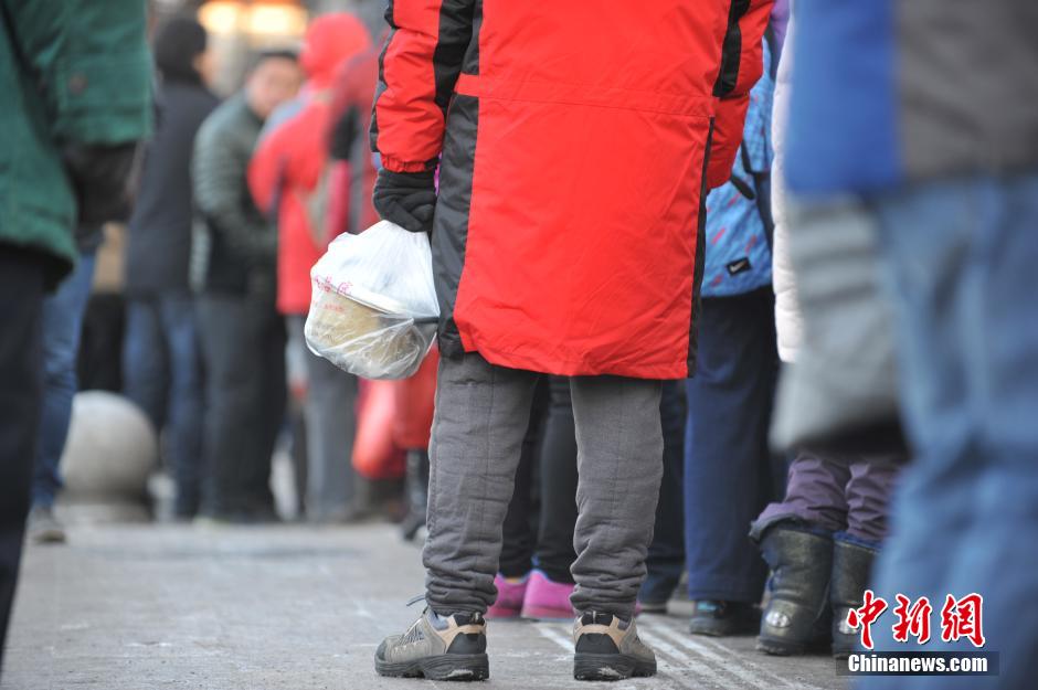 中国各地民众喝粥过&ldquo;腊八&rdquo;