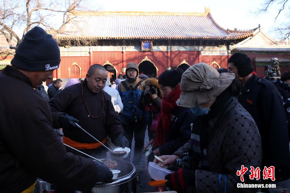 中国各地民众喝粥过“腊八”