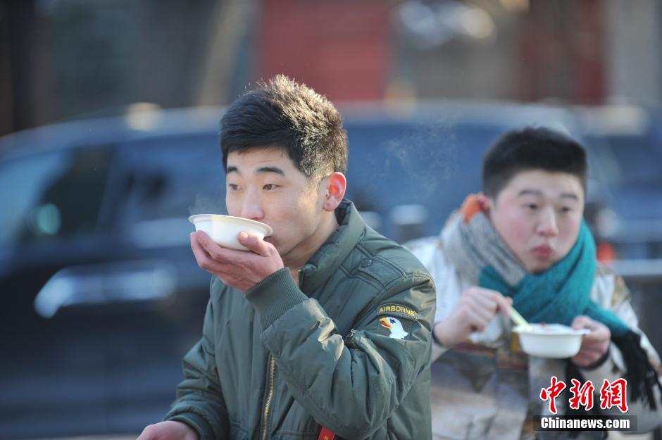 中国各地民众喝粥过“腊八”