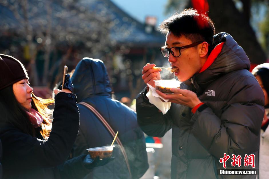中国各地民众喝粥过“腊八”