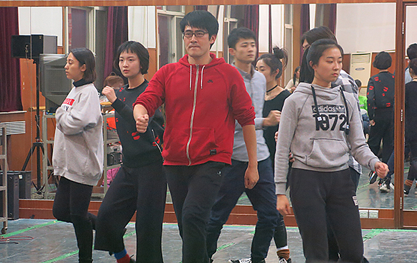 1月16日晚，舞台剧《北京地铁》在北京歌剧舞剧院排练厅连排。演员表演群舞。千龙网记者 梁祎摄