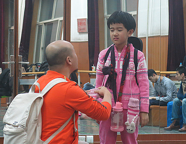 丁俊峰安抚女儿优优。千龙网记者 梁祎摄