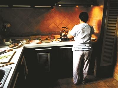 国内菲佣揭秘:洋保姆打黑工 五年不敢回国