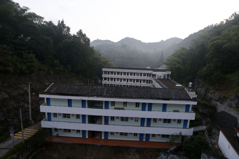 地处深山的表山小学始建于1897年，是一所百年老校，学校占地面积5215平方米，建筑用地面积1580平方米，服务半径6千米，覆盖人口2390人。学校有仪器室，图书室、电教室、体育器材室、美术教室、音乐教室各一个，每个教室都装有多媒体，硬件设施一应俱全，与平原地带的中心小学无异 。图片由cfp授权使用，严禁转载