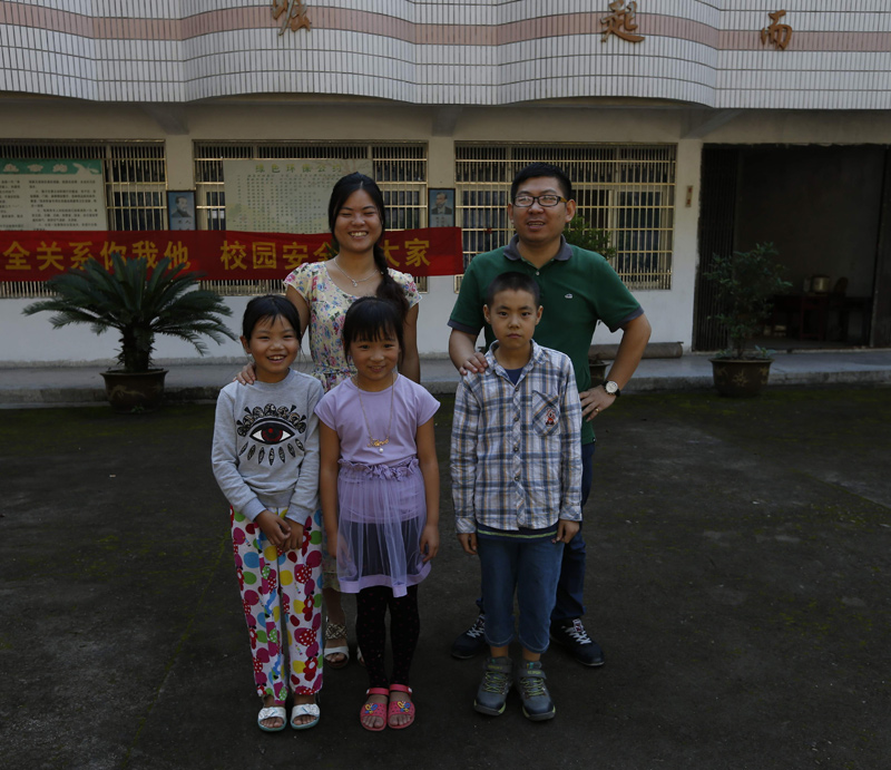学校全家福，前左郑嘉丽、郑棋颖、陈凯，后左邵双双，吴俊。 图片由cfp授权使用，严禁转载