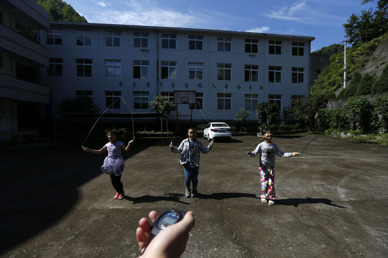 由于没有体育老师， 学生们的体育课除了跳绳就是自由活动。 图片由cfp授权使用，严禁转载