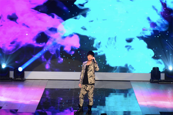 薛之谦亮相红毯成搞怪王:离婚后要疯狂赚钱-千