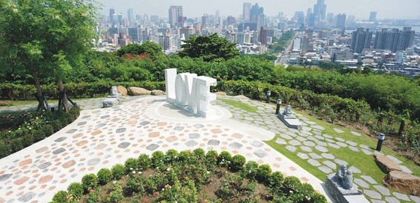 浪漫满点！高雄“寿山情人观景台”打造玫瑰花园　