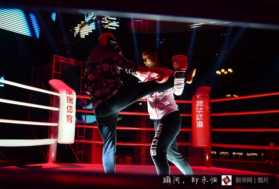 董玲玉（右）与队友进行搏击赛前对抗（12月15日摄）。