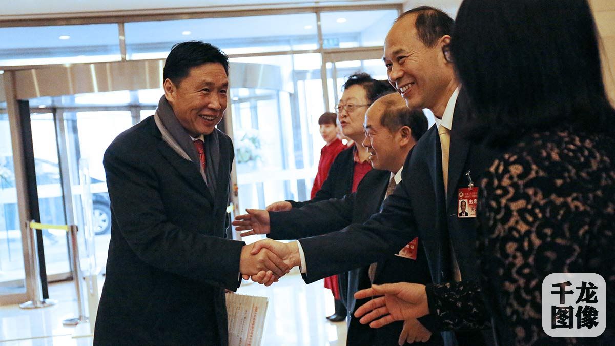 1月20日，政协委员耿晓冬抵达会场。千龙网记者 王璟玥摄