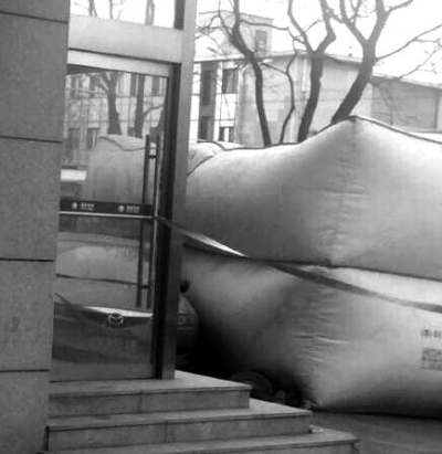 男子从9楼跳下消防气垫受违停影响没接住