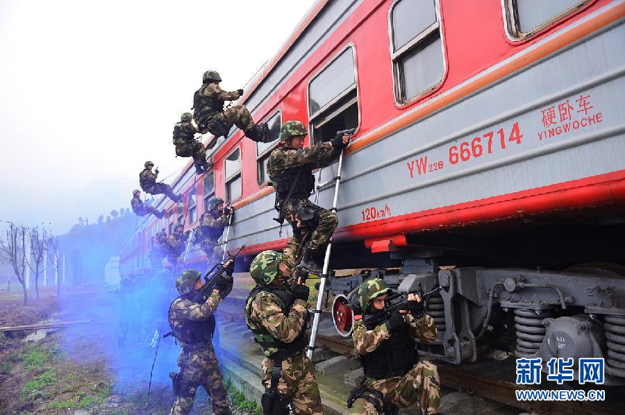 #（社会）（3）重庆武警特战官兵进行列车反恐演练