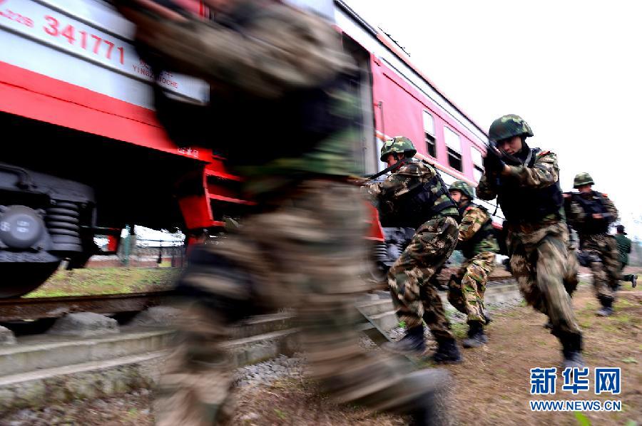 #（社会）（1）重庆武警特战官兵进行列车反恐演练
