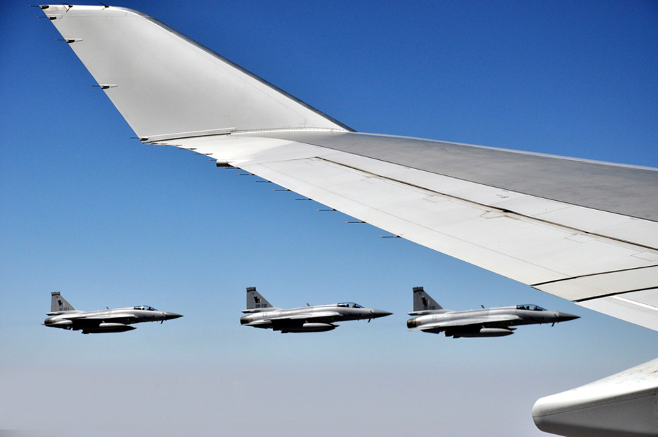 沙埃派12架战机为习近平护航 国际上为专机护