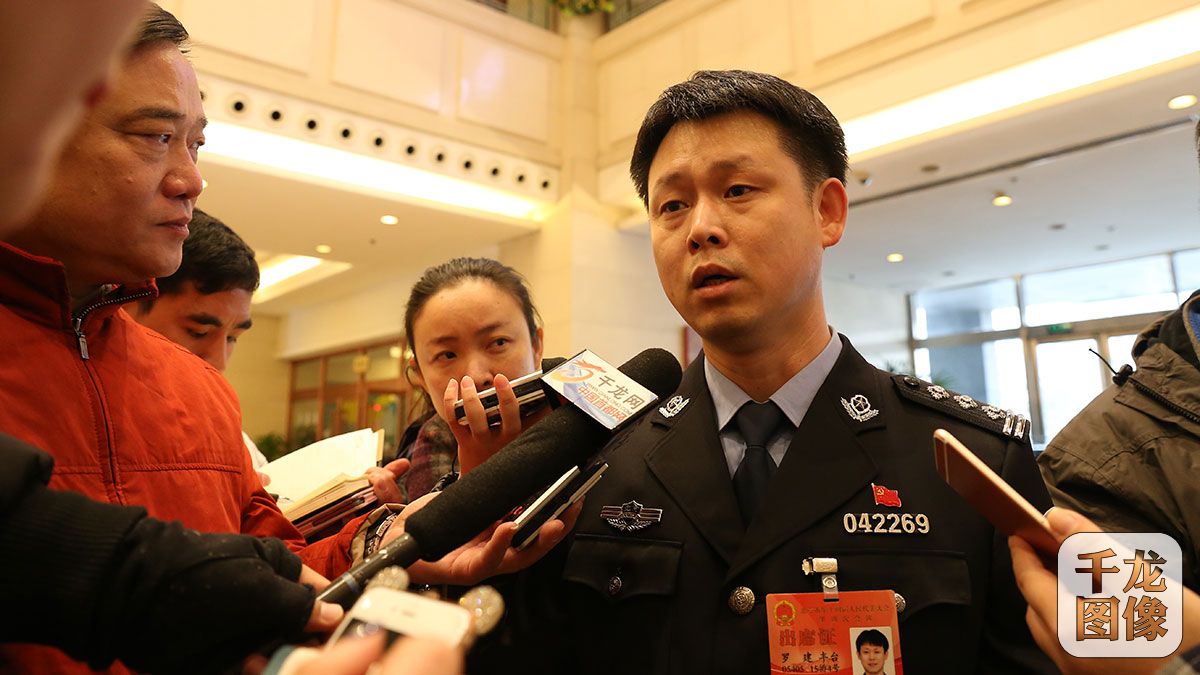 北京市十四届人大四次会议将于1月22日开幕。1月21上午9时许，人大代表们陆续抵达驻地。丰台代表团代表罗建此次上会将就路边停车问题提出建议。千龙网记者 王结石摄
