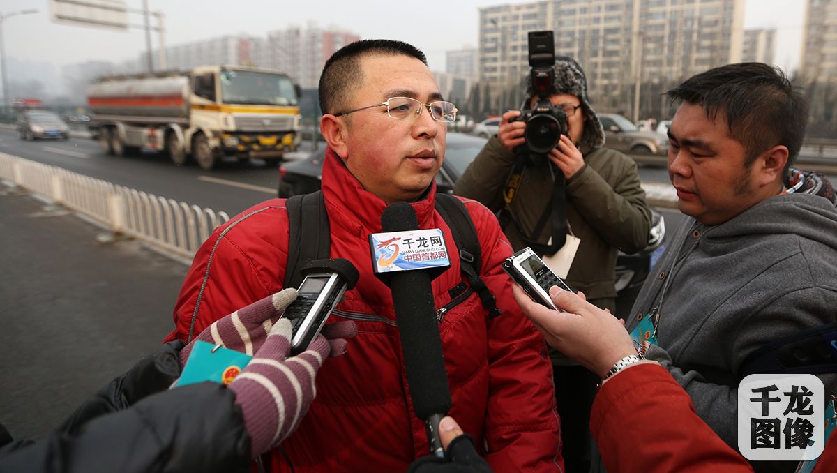 北京市十四届人大四次会议将于1月22日开幕。1月21日上午9时许，人大代表们陆续抵达驻地。东城代表团代表任素永连续四年骑车赶往会场报到，此次上会他将就公用自行车管理维护等事宜提出建议。千龙网记者 王悦摄