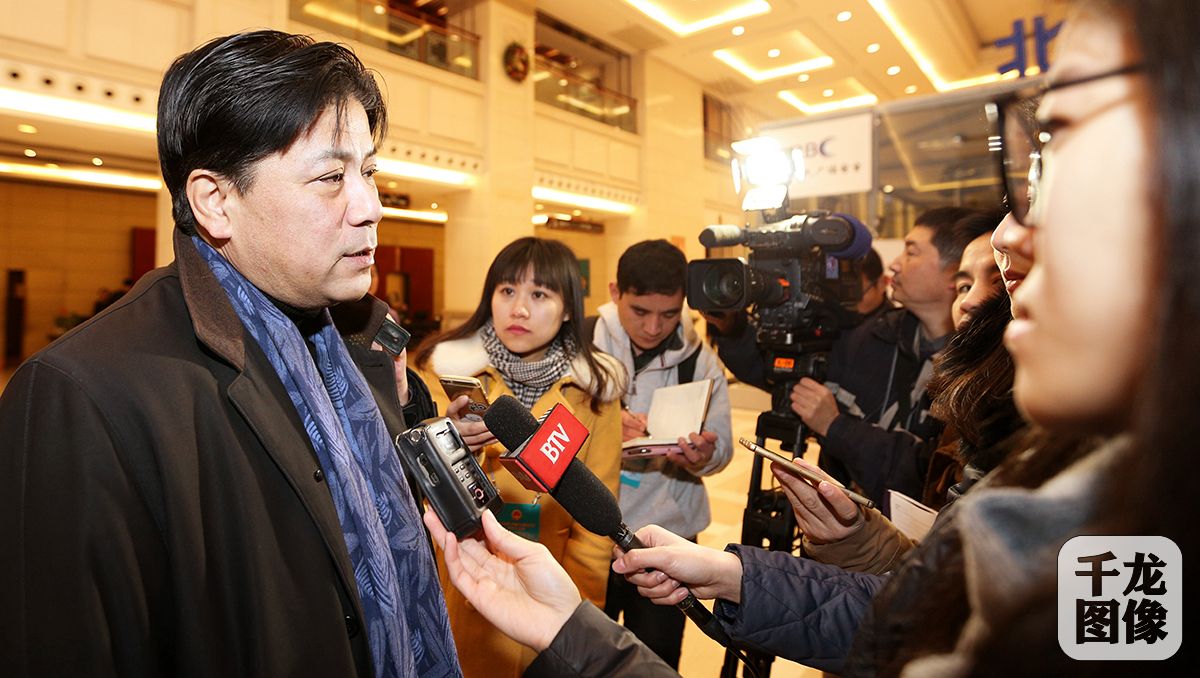 北京市十四届人大四次会议将于1月22日开幕。1月21日上午9时许，人大代表们陆续抵达驻地。房山代表团代表孙强表示此次上会将结合北京市十三五规划纲要和2016年市政府工作提出好的建议。千龙网记者 王悦摄