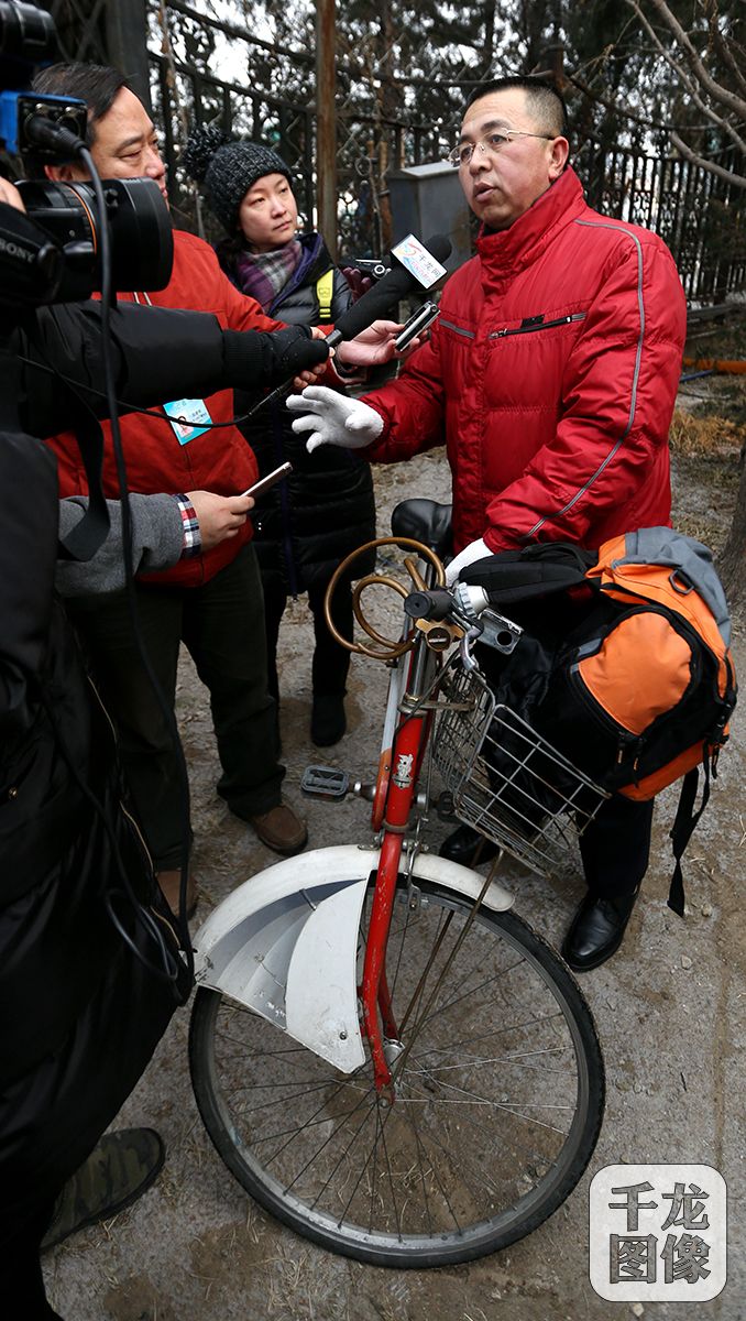 北京市十四届人大四次会议将于1月22日开幕.1月21日上午9时许，人大代表们陆续抵达驻地。东城代表团代表任素永连续四年骑车赶往会场报到，此次上会他将就公用自行车管理维护等事宜提出建议。千龙网记者 王悦摄 (2)