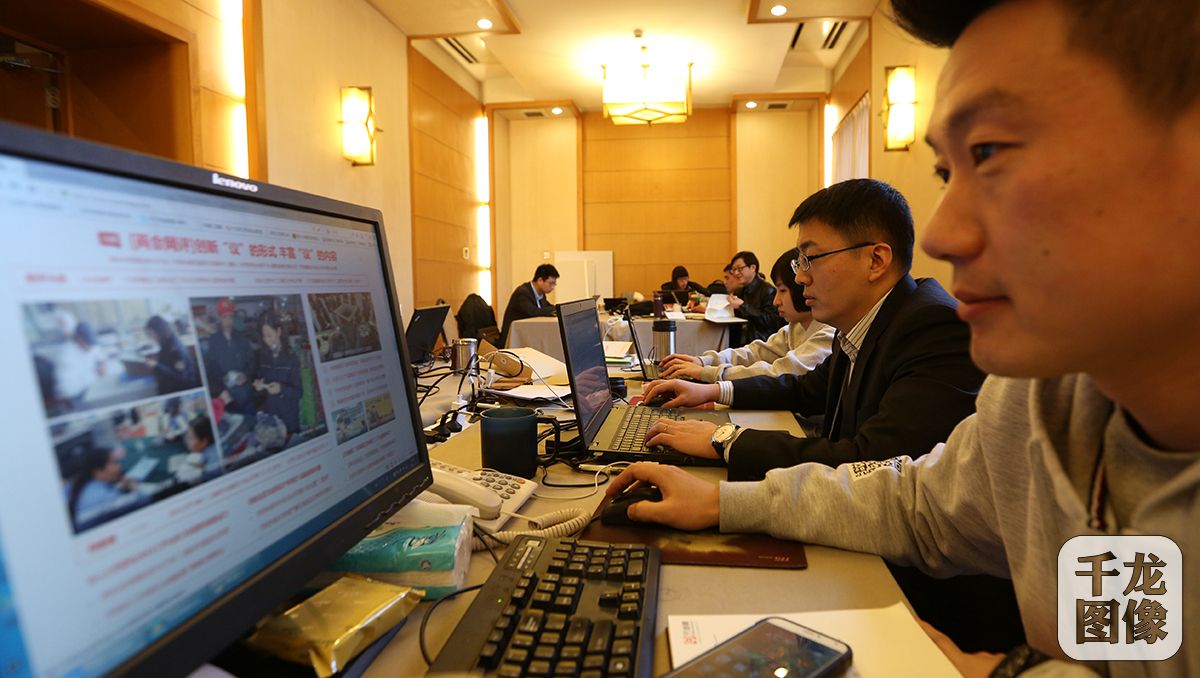 北京市十四届人大四次会议将于1月22日开幕。千龙网记者编辑们正在发布两会报道。千龙网记者 王悦摄 (2)