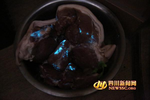 老太买回夜光猪肉不敢吃肉贩：赌1千不会发光（图）