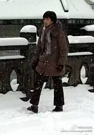 范冰冰扮村妇傲立雪中 雪地写字尽情撒欢-千龙