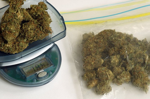 怪异劫案：劫匪洗劫完毕送受害者大麻以示安慰