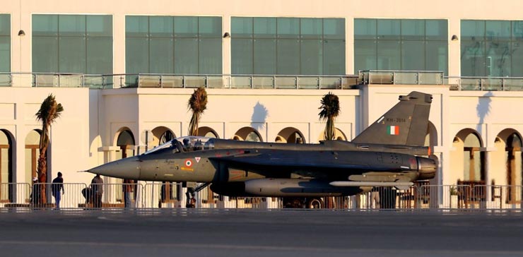 印度LCA战机与中巴JF-17战机在巴林航展同场