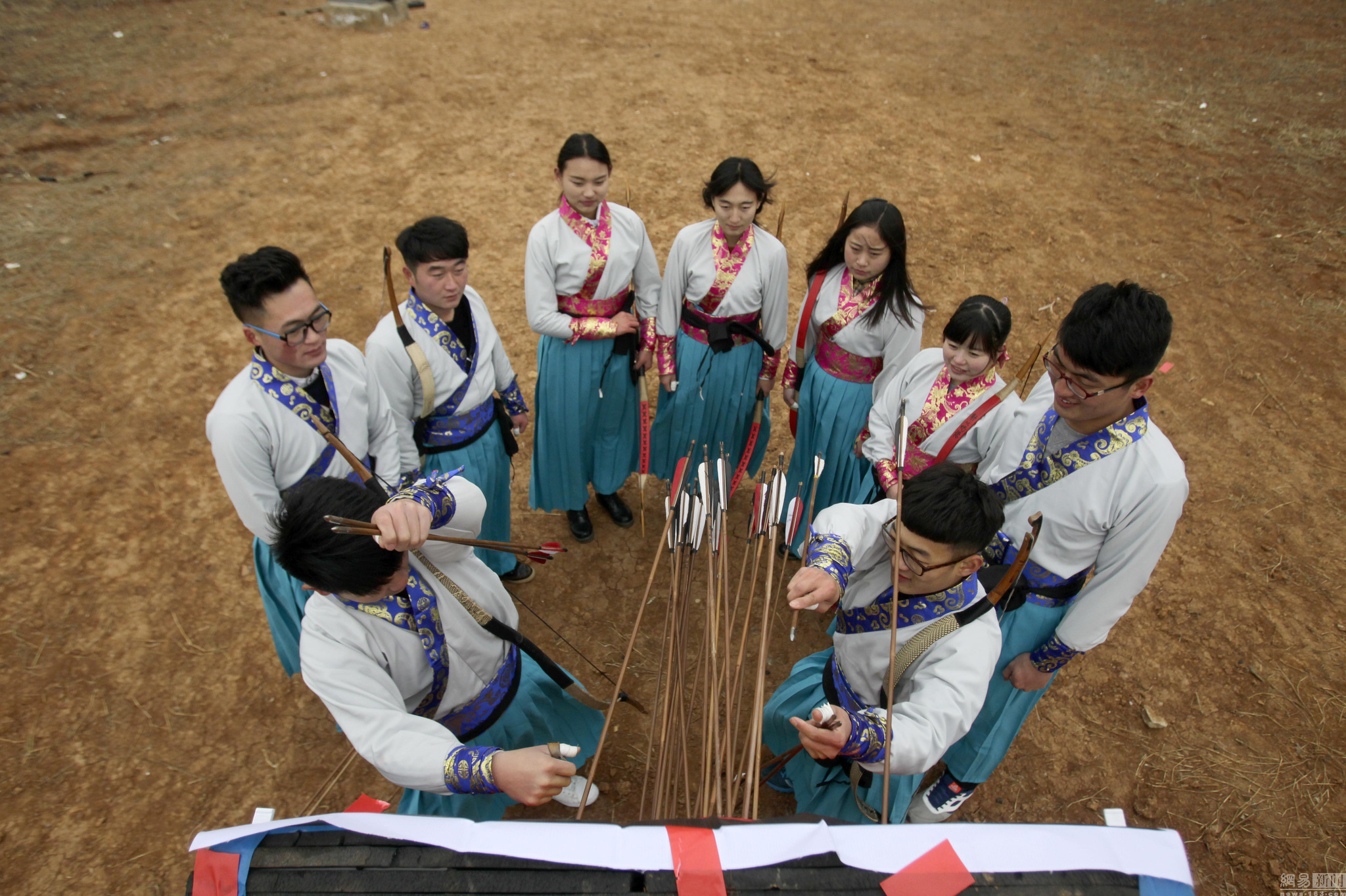 江苏一高校学生仿射雕英雄组织汉服射艺队