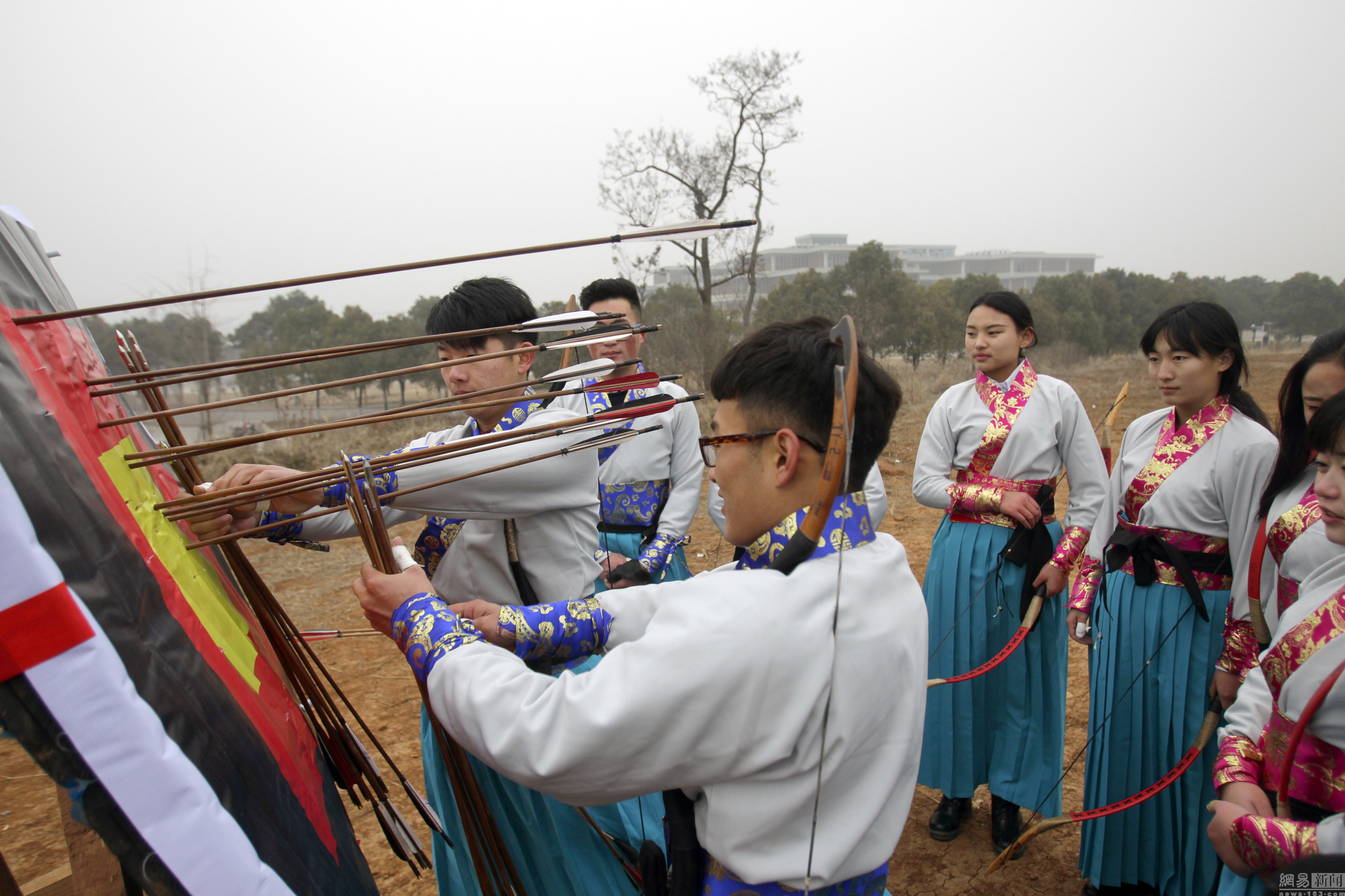 江苏一高校学生仿射雕英雄组织汉服射艺队