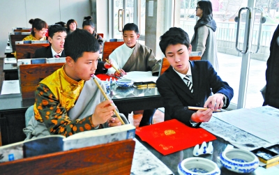 来自西藏拉萨北京实验中学的12名师生日前走进中央工艺美院附属中学，开始了为期一周的居家式修学交流活动。两地中学生表演了具有民族特色的节目，一起参观图书馆，举办师生画展，并同上一节特色课程，学书法、画脸谱。来自西藏的同学还将走进工美附中同学家庭学习生活三天，了解北京的风土人情。