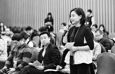 本报记者蒲长廷在1月21日下午的政协记者会上提问 摄/记者 郭谦