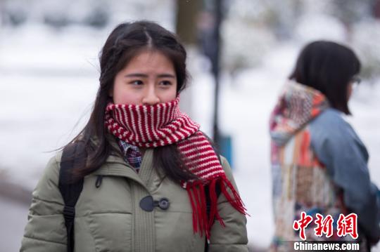 各地小鲜肉雪中赴南京艺考-千龙网·中国首