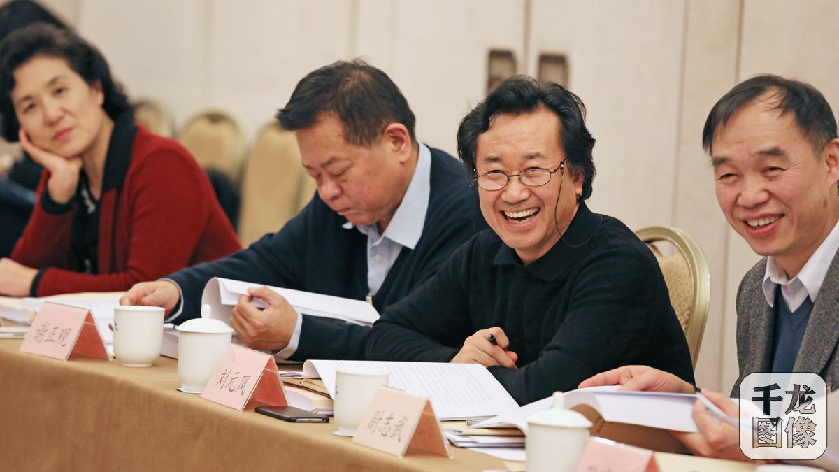 1月22日，讨论期间，委员们听到有趣的新观点露出笑容。千龙网记者 王璟玥摄