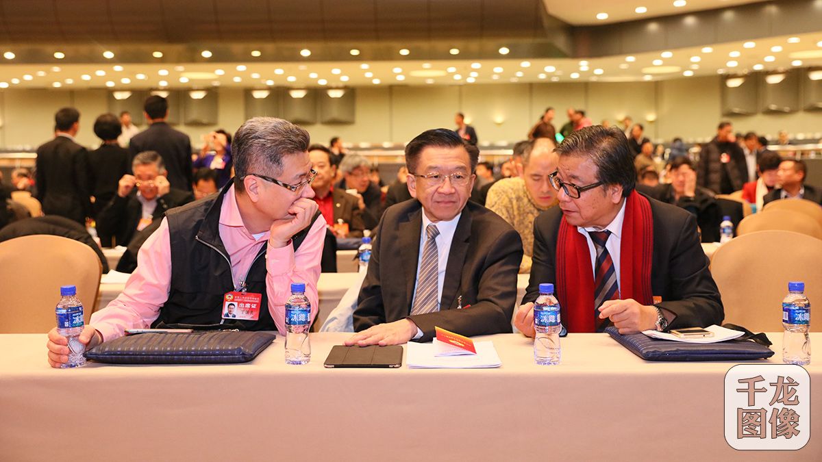 1月23日上午，政协北京市第十二届委员会第四次会议举行大会发言。图为大会发言开始前委员交流。千龙网记者 宋鹏飞摄